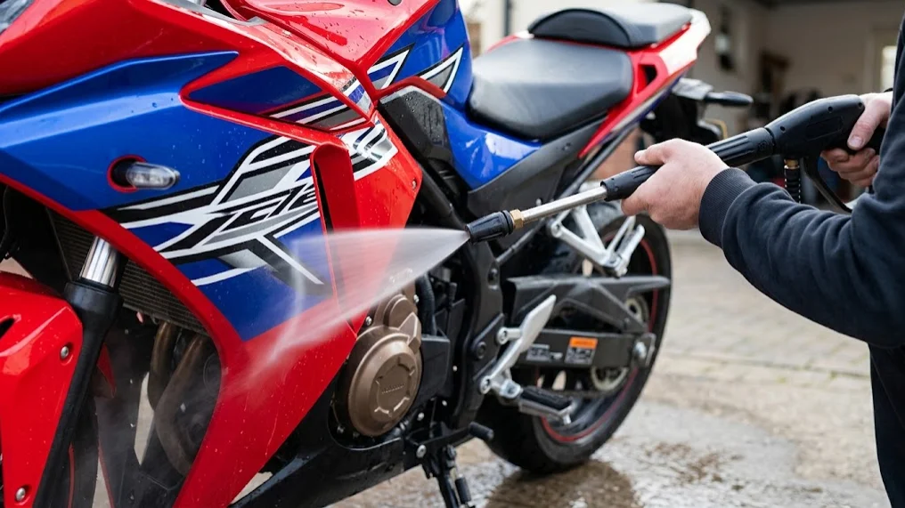 Si la moto tiene plásticos pintados, vinilos o calcomanías